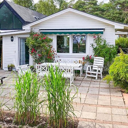 1 Bedroom Amazing Home In Hoellviken 외부 사진