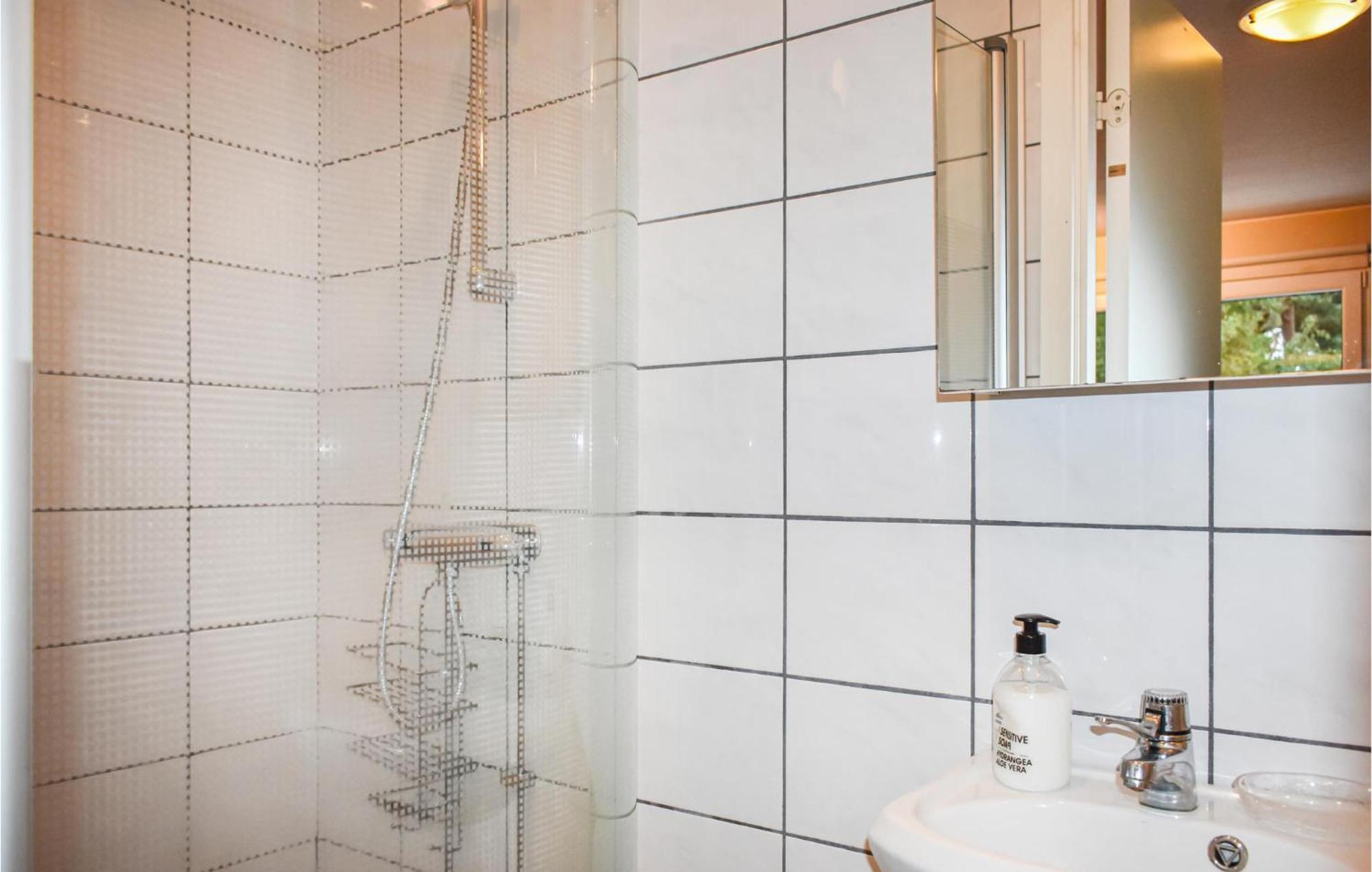 1 Bedroom Amazing Home In Hoellviken 외부 사진